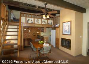 Aspenwood L9: Top Floor Studio with Loft